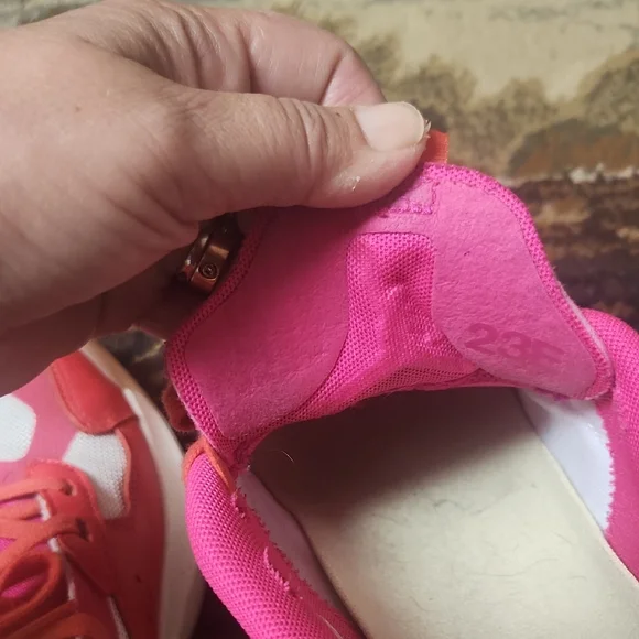 Jordan Athletic Shoes Pink and White - Picture 3 of 11